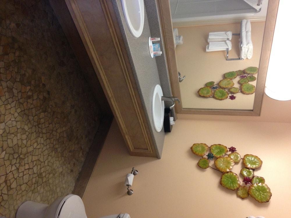 Quality Inn & Suites Cornwall Buitenkant foto