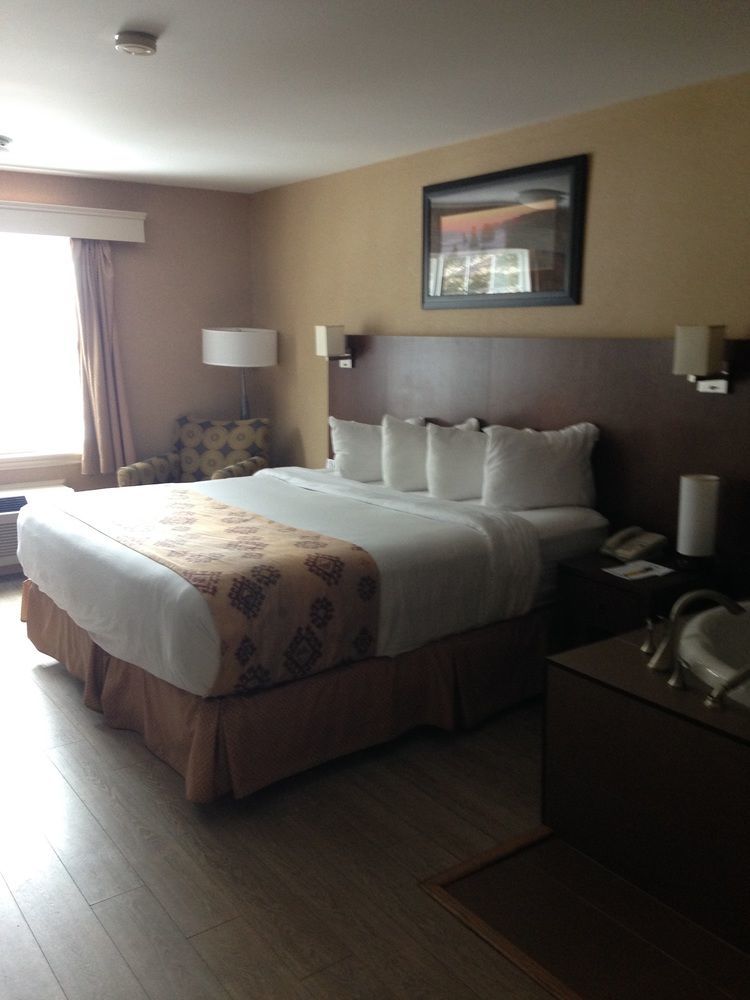 Quality Inn & Suites Cornwall Buitenkant foto
