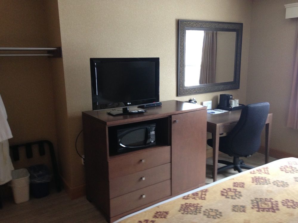 Quality Inn & Suites Cornwall Buitenkant foto