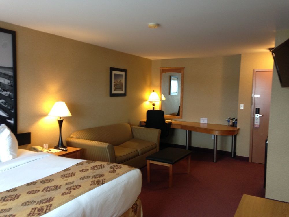 Quality Inn & Suites Cornwall Buitenkant foto