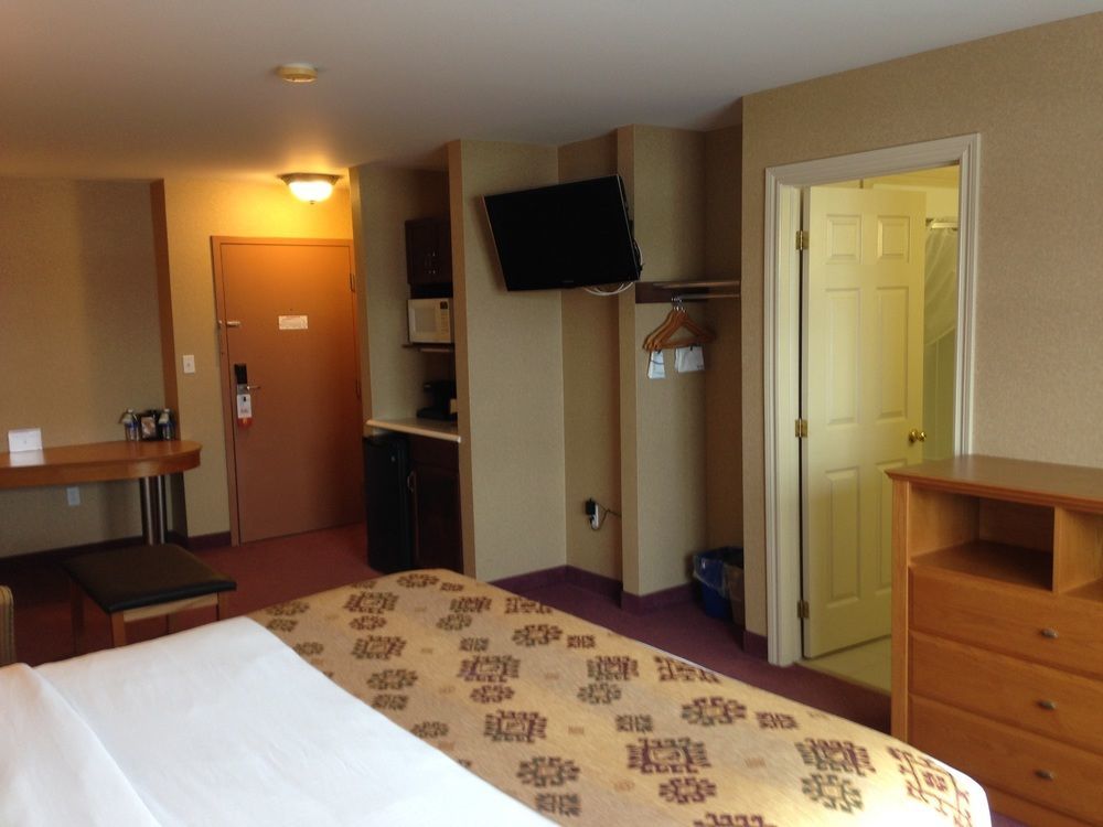 Quality Inn & Suites Cornwall Buitenkant foto