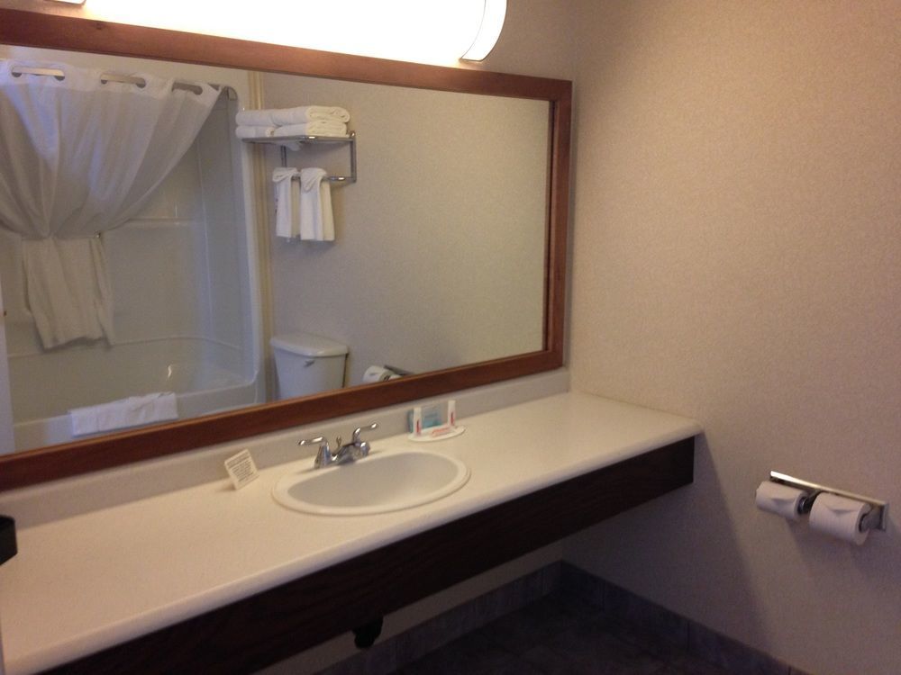 Quality Inn & Suites Cornwall Buitenkant foto