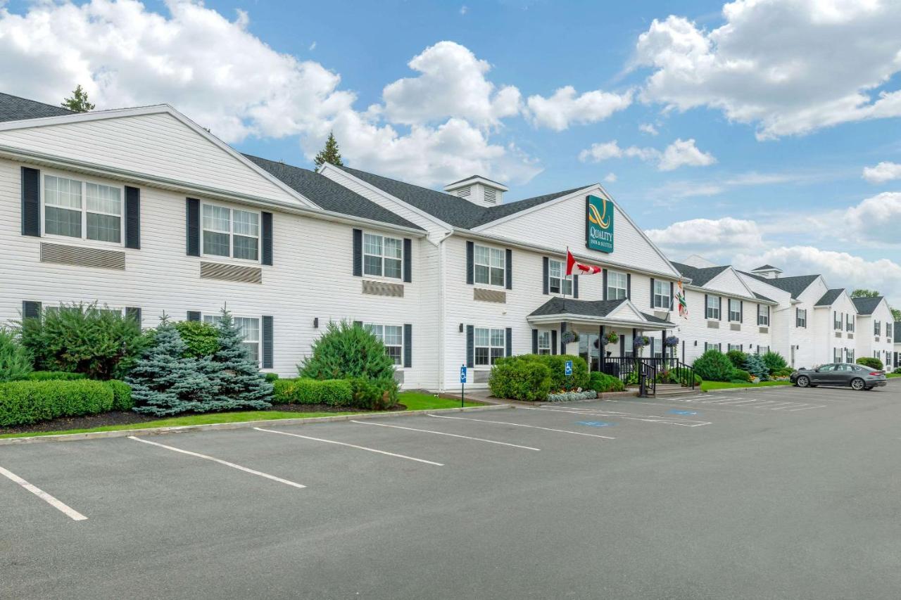 Quality Inn & Suites Cornwall Buitenkant foto