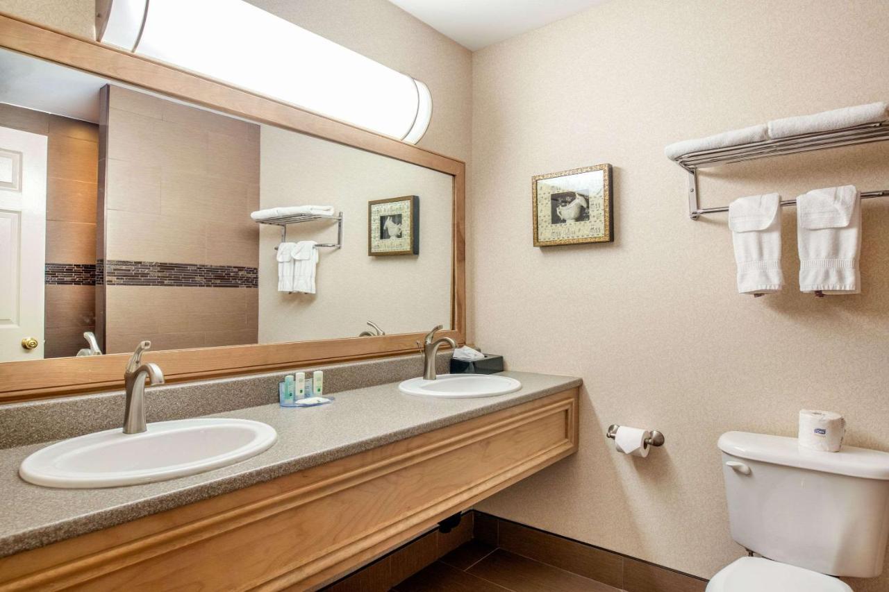 Quality Inn & Suites Cornwall Buitenkant foto