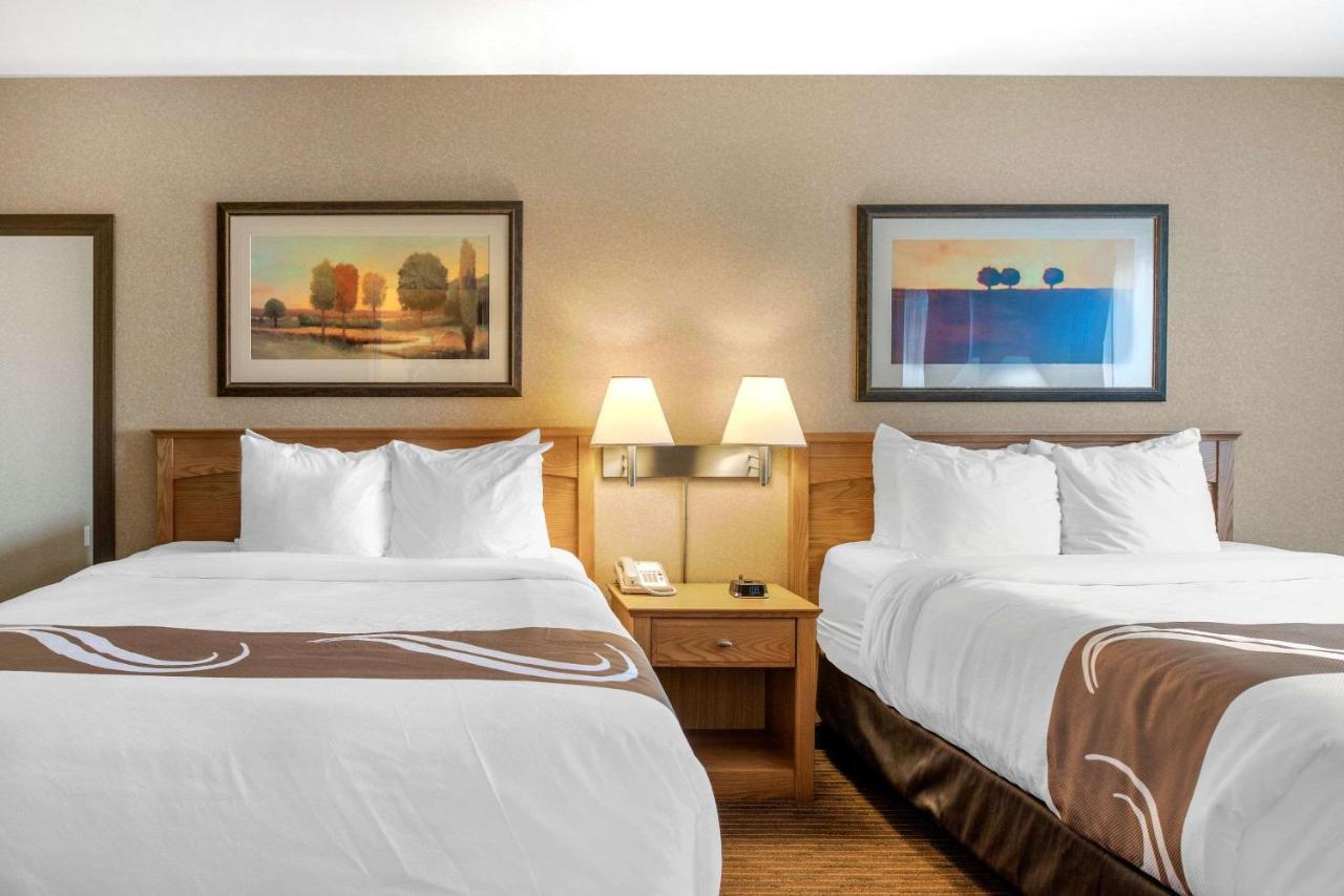 Quality Inn & Suites Cornwall Buitenkant foto