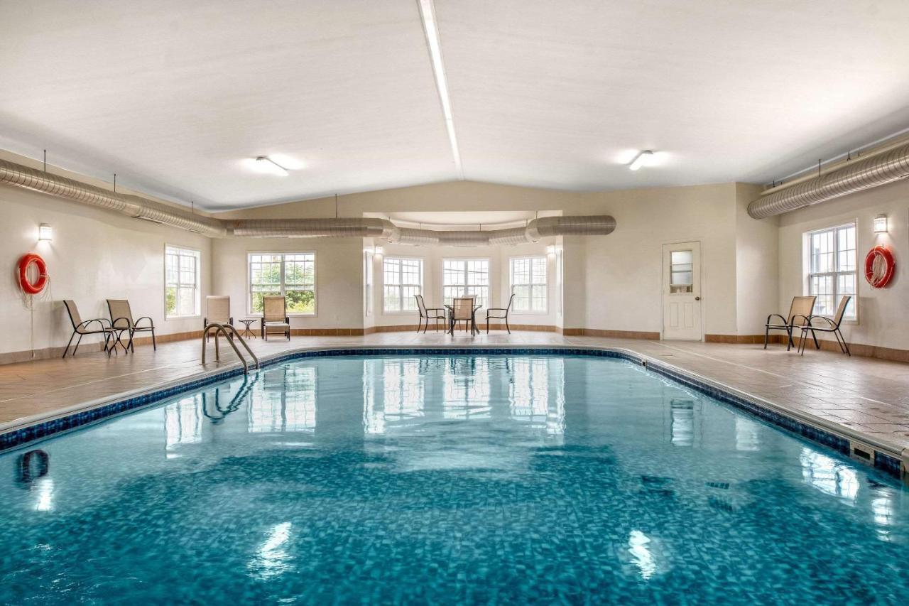 Quality Inn & Suites Cornwall Buitenkant foto