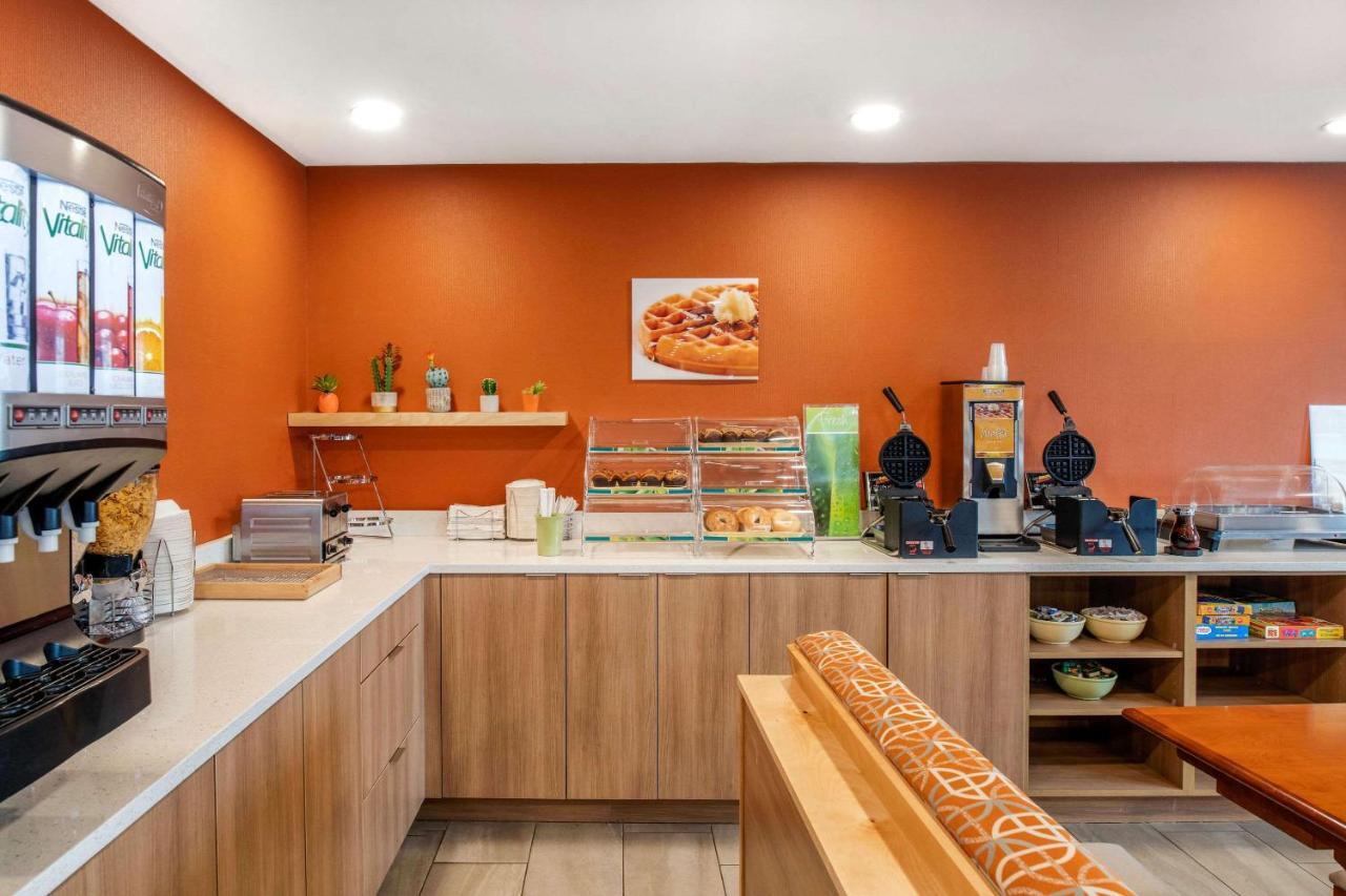 Quality Inn & Suites Cornwall Buitenkant foto