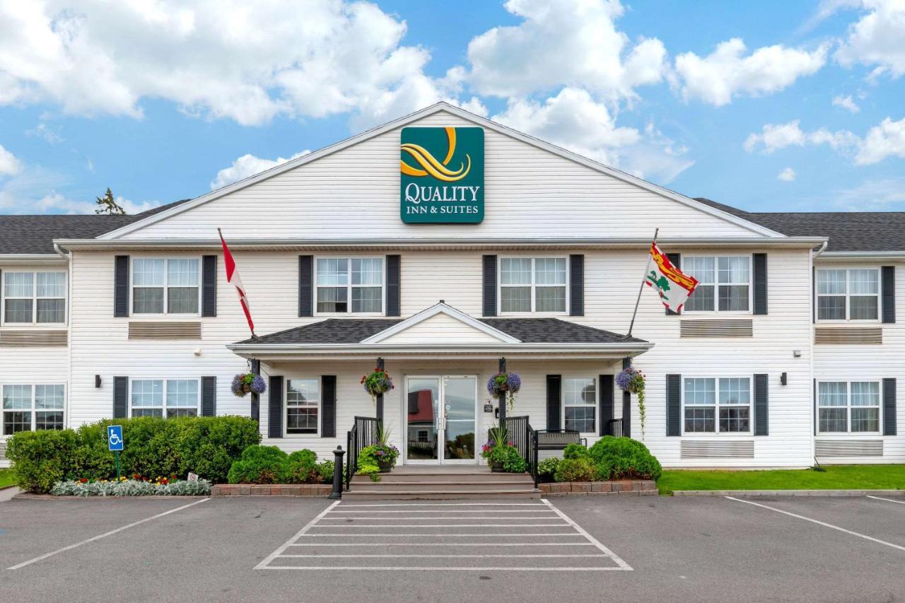 Quality Inn & Suites Cornwall Buitenkant foto