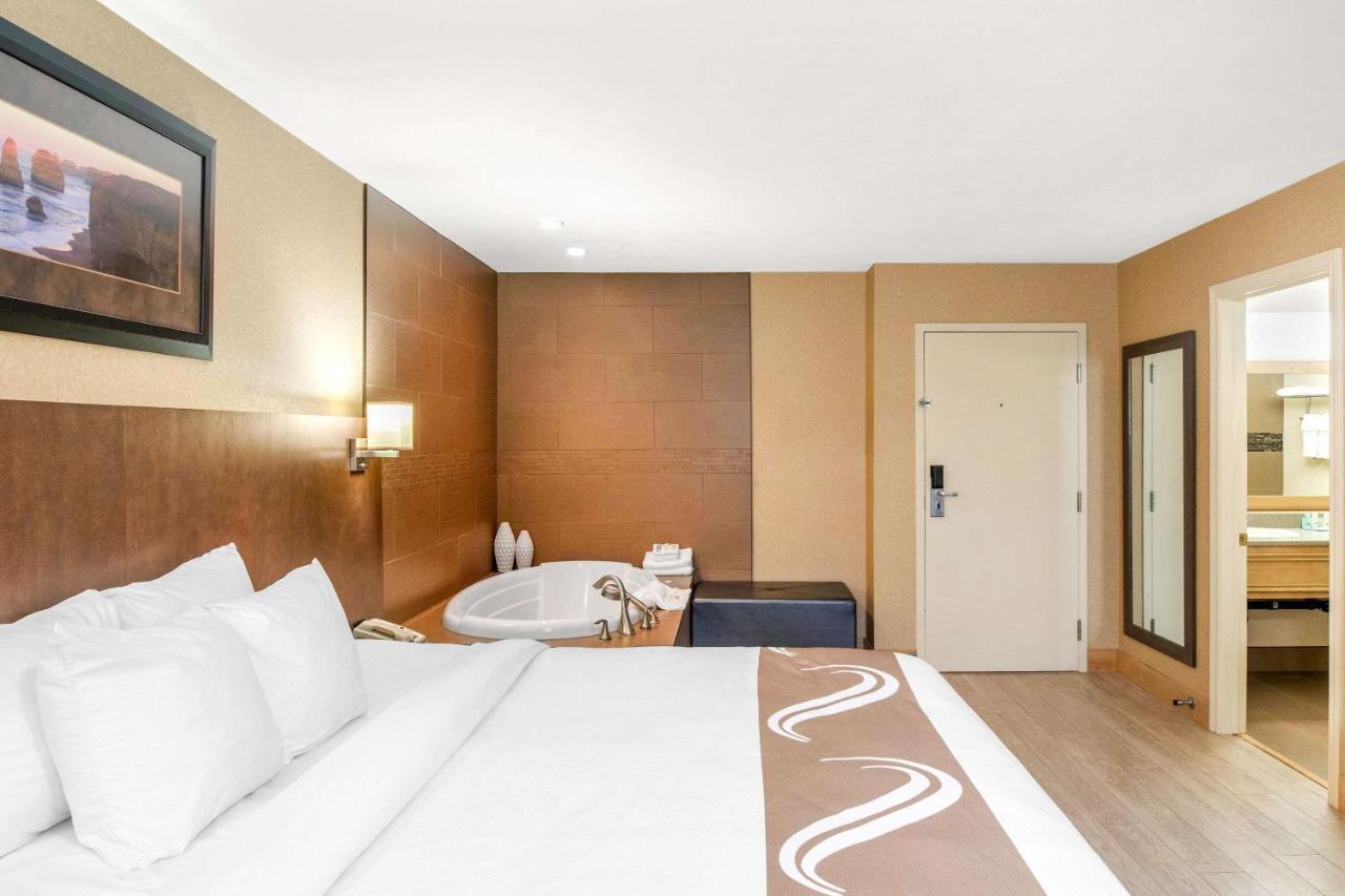 Quality Inn & Suites Cornwall Buitenkant foto