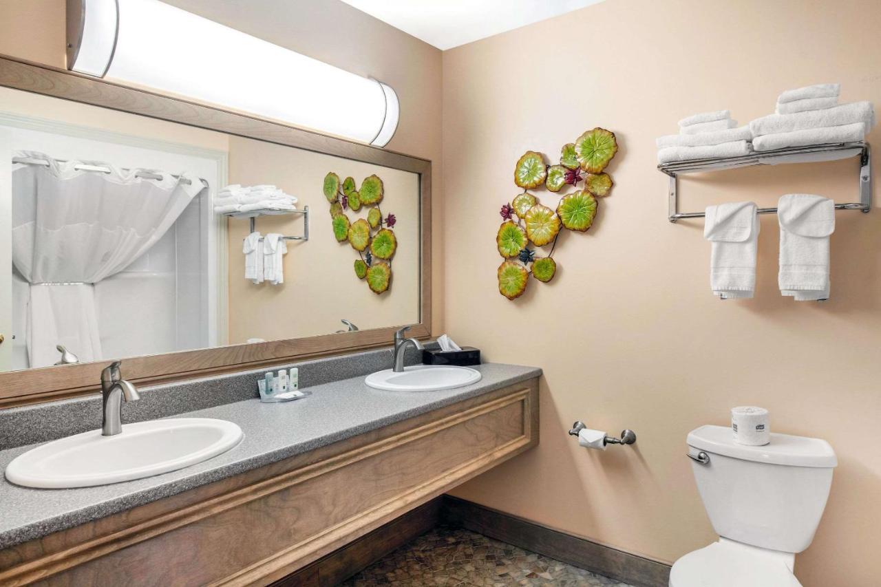 Quality Inn & Suites Cornwall Buitenkant foto