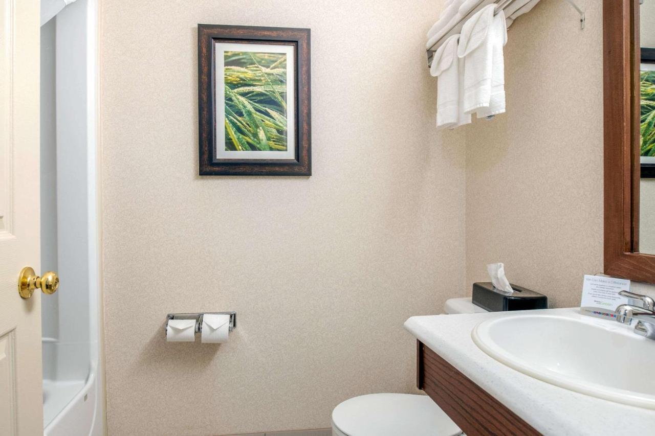 Quality Inn & Suites Cornwall Buitenkant foto