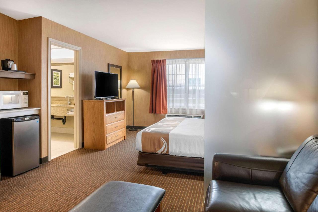 Quality Inn & Suites Cornwall Buitenkant foto
