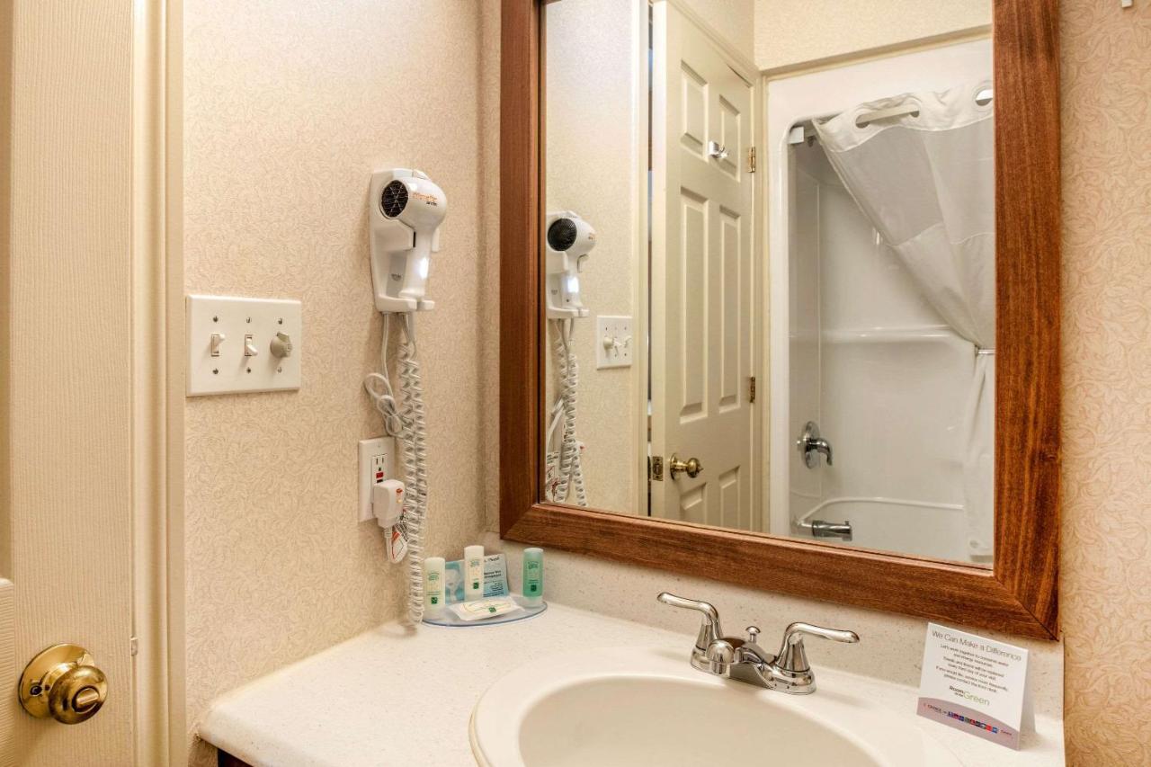 Quality Inn & Suites Cornwall Buitenkant foto