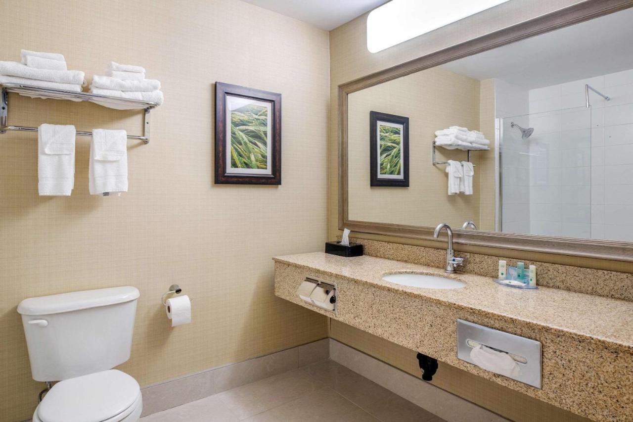 Quality Inn & Suites Cornwall Buitenkant foto