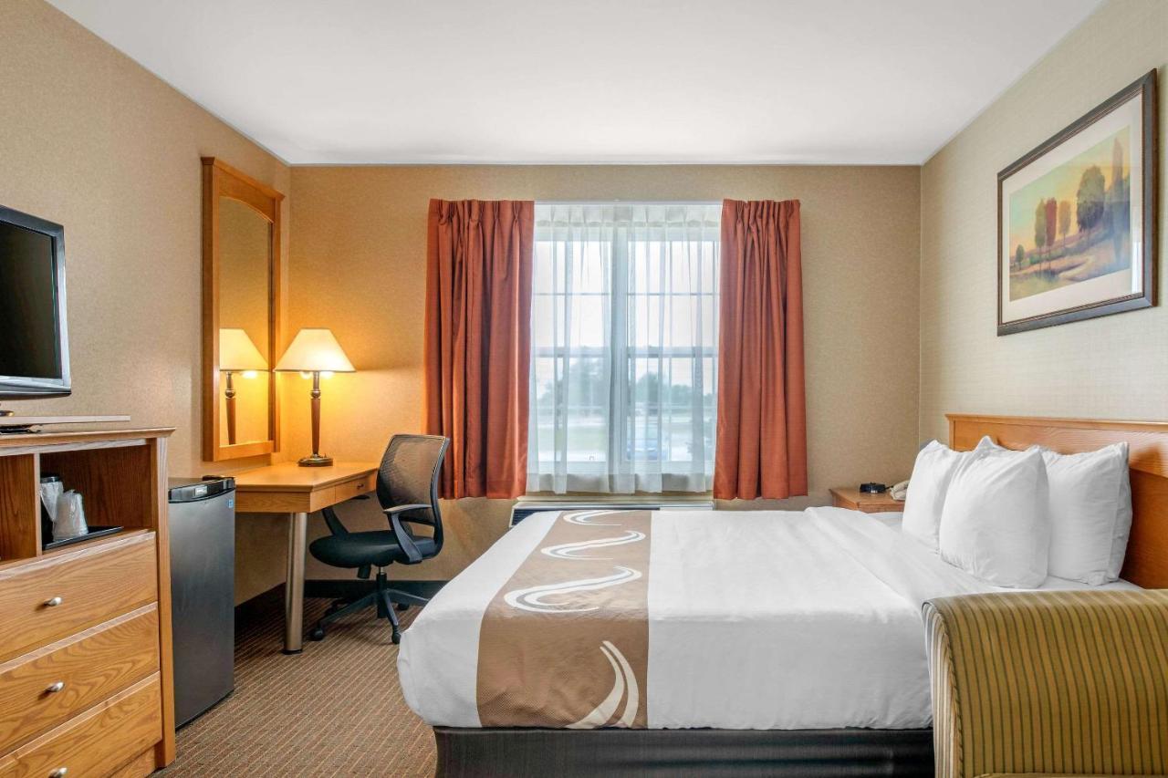 Quality Inn & Suites Cornwall Buitenkant foto