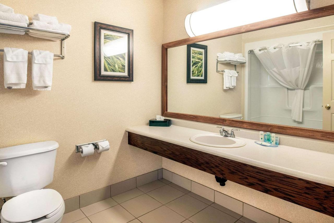 Quality Inn & Suites Cornwall Buitenkant foto