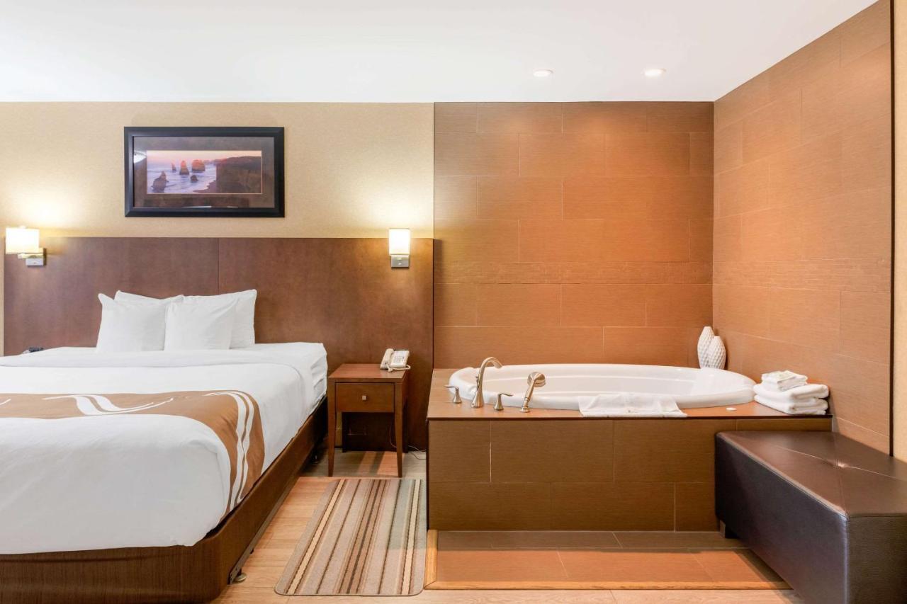 Quality Inn & Suites Cornwall Buitenkant foto
