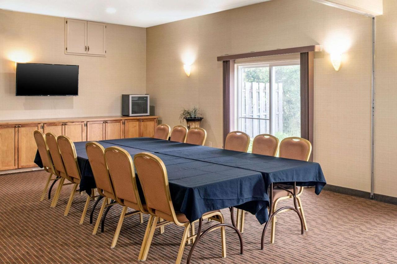 Quality Inn & Suites Cornwall Buitenkant foto