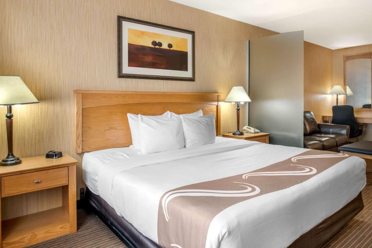 Quality Inn & Suites Cornwall Buitenkant foto